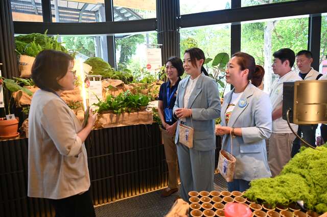 導覽人員向介紹綠意植栽展區_圖片來源台東縣政府縣政新聞