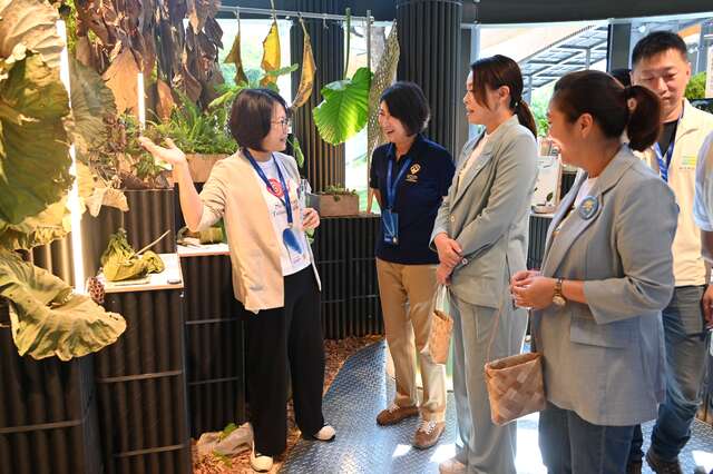 導覽人員進行解說交流_圖片來源台東縣政府縣政新聞