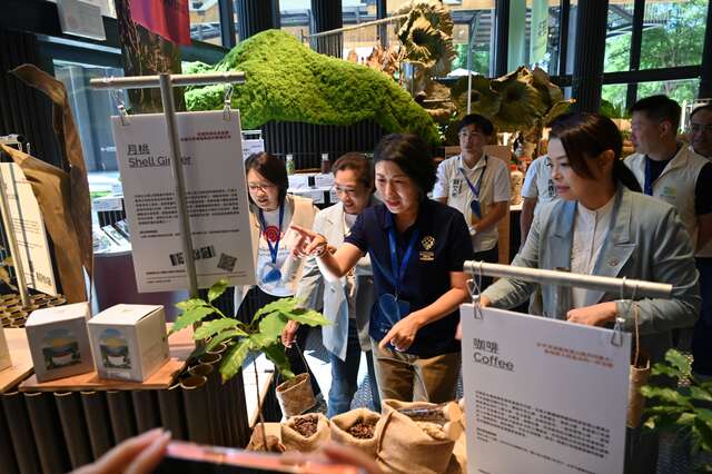 貴賓於咖啡與植栽展示區聽取介紹_圖片來源台東縣政府縣政新聞