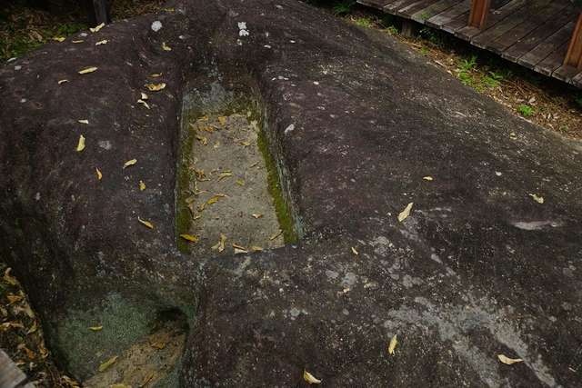 巨石内的岩棺遗址