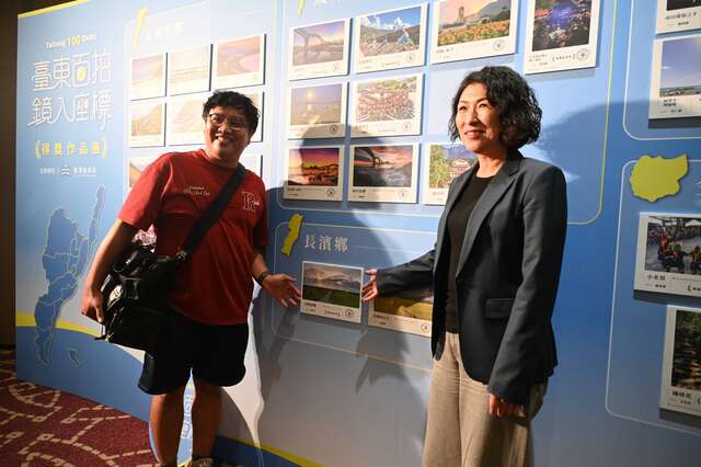 縣長與得獎者於展牆前合影_圖片來源台東縣政府縣政新聞