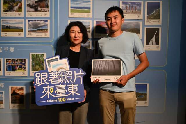 縣長與創作者手持作品及宣傳看板_圖片來源台東縣政府縣政新聞