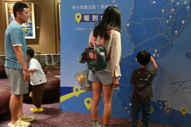 民眾於打卡地點地圖牆前_圖片來源台東縣政府縣政新聞