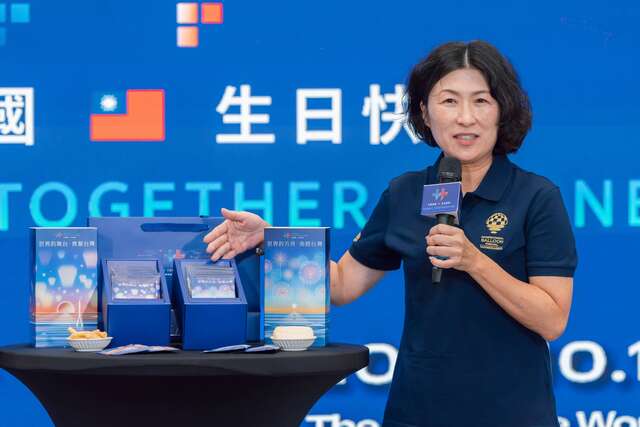 臺東縣長饒慶鈴介紹國慶紀念商品_圖片來源台東縣政府縣政新聞