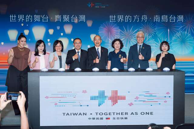 貴賓於舞台比讚合影_圖片來源台東縣政府縣政新聞