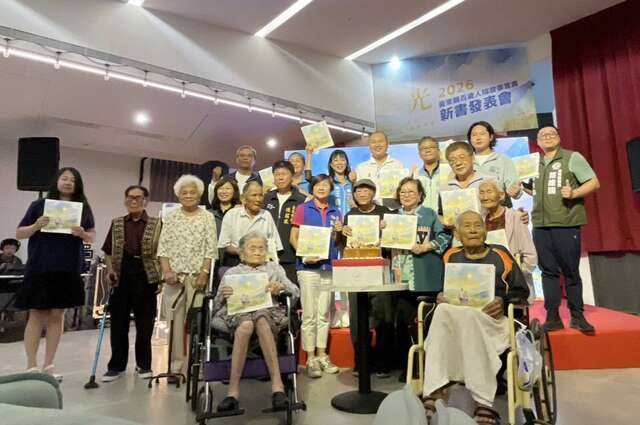 貴賓與現場人瑞長者及家屬合影_圖片來源台東縣政府縣政新聞