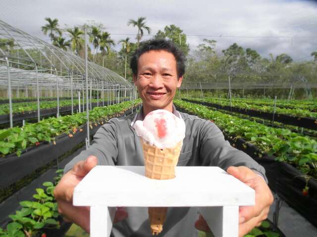 親山農園老闆與冰淇淋合照-臺東縣政府（慢食計畫）提供